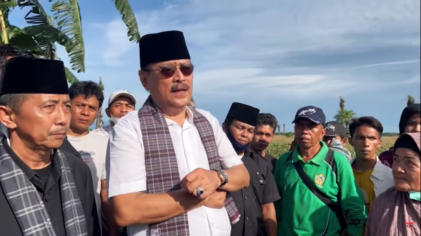 Erros Djarot bersama pucuk adat dan warga melihat lokasi tanah sengketa